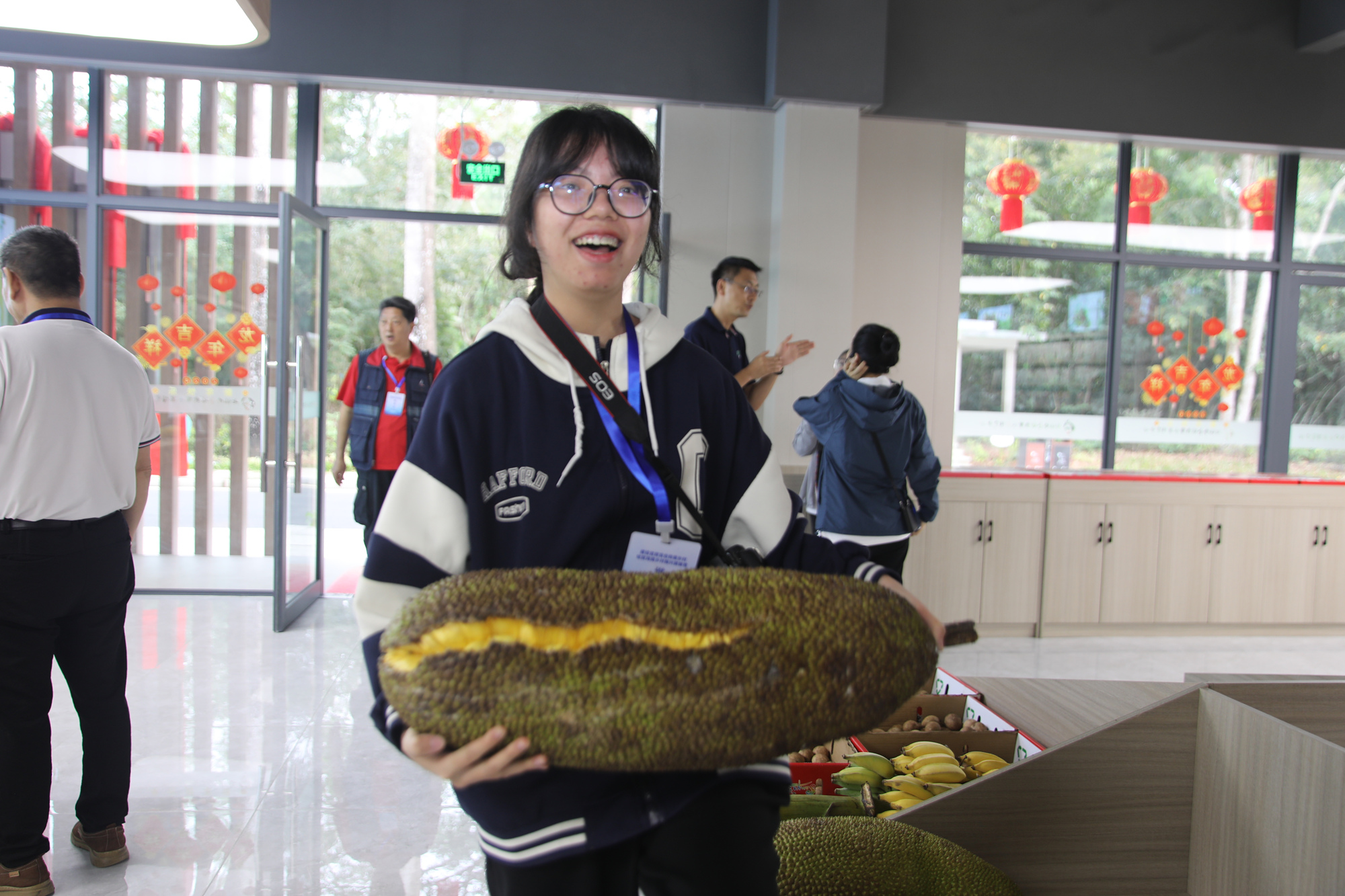 七仙岭果博中心里面的各种奇珍异果让来此参观的游客目不暇接。