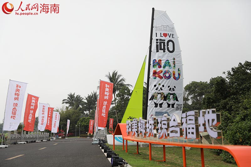 海口城市展入口处大型“海口号”帆船