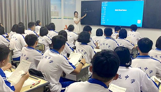 侯安宁在澄迈中学实习时为高一学生授课