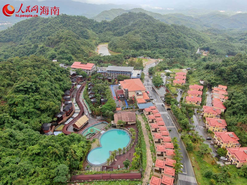 俯瞰保亭茶溪谷景区。人民网记者牛良玉摄
