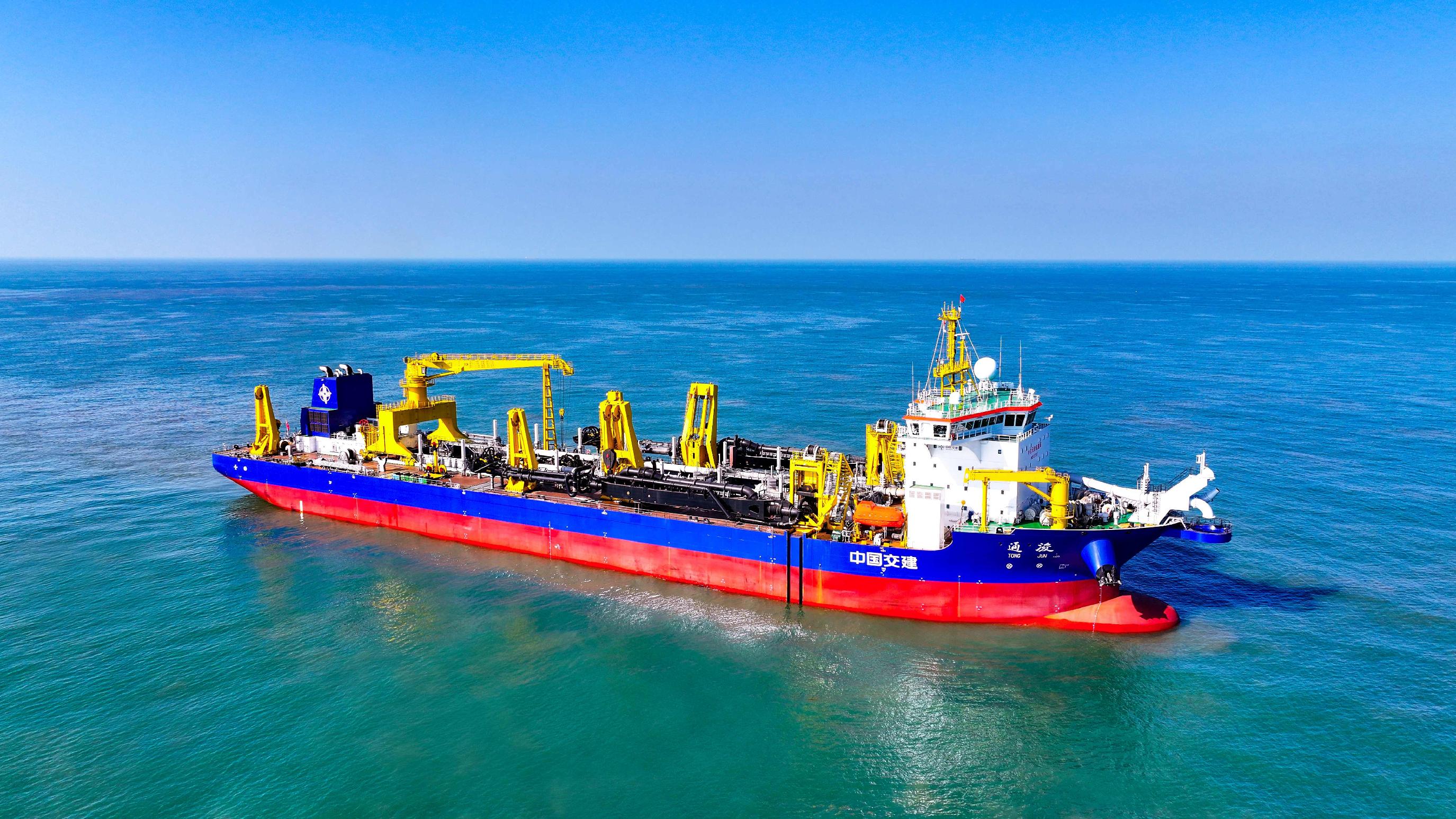 载重吨3.9万！亚洲最大耙吸式挖泥船落户“中国洋浦港”