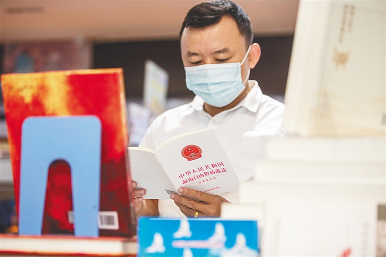 搭起自贸港法治的“四梁八柱”——写在海南自由贸易港法施行一周年之际
 今年前四个月，海南又拿了个“全国第一”——货物贸易进出口总值598.4亿元，同比增长68.8%，增速居全国首位，再一次成为自贸港营商环境的生动注脚。【详细】
                            
